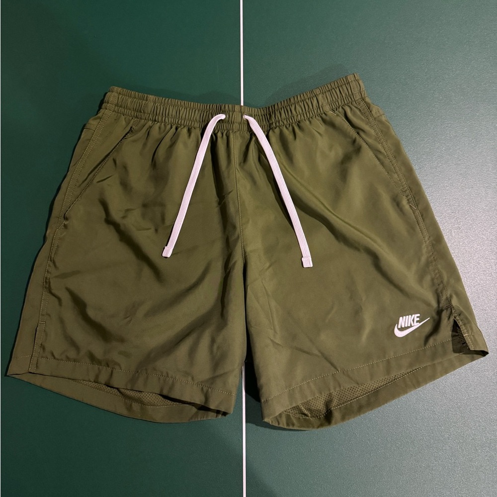 Men’s Medium Green Nike 6in inseam Woven Athletic Shorts